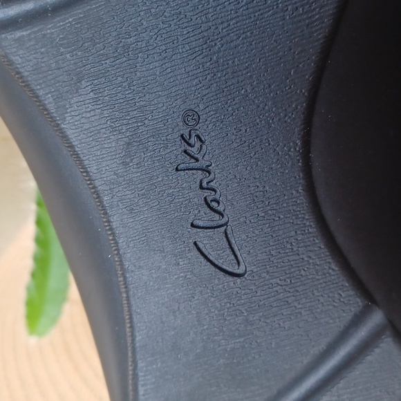 Clark's - Cora Giny Brown Leather Cushioned Zip Loafer Flats 1" Heel W-7.5 EUC - Picture 14 of 15